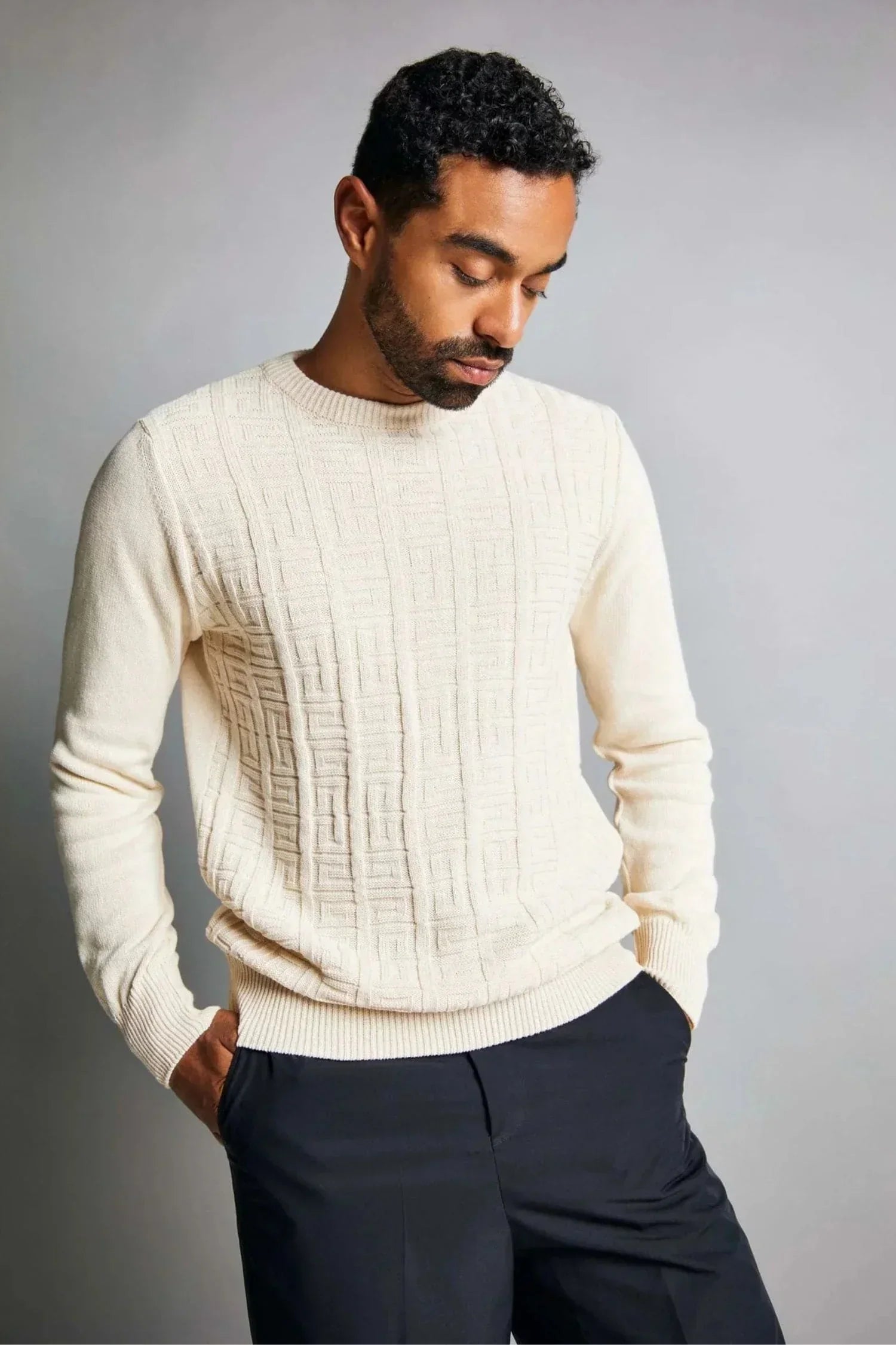 Hombre con suéter de punto beige de manga larga y diseño geométrico, moda casual elegante